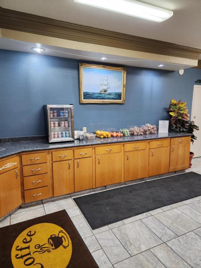 Anchor Beach Inn Кресънт Сити Екстериор снимка