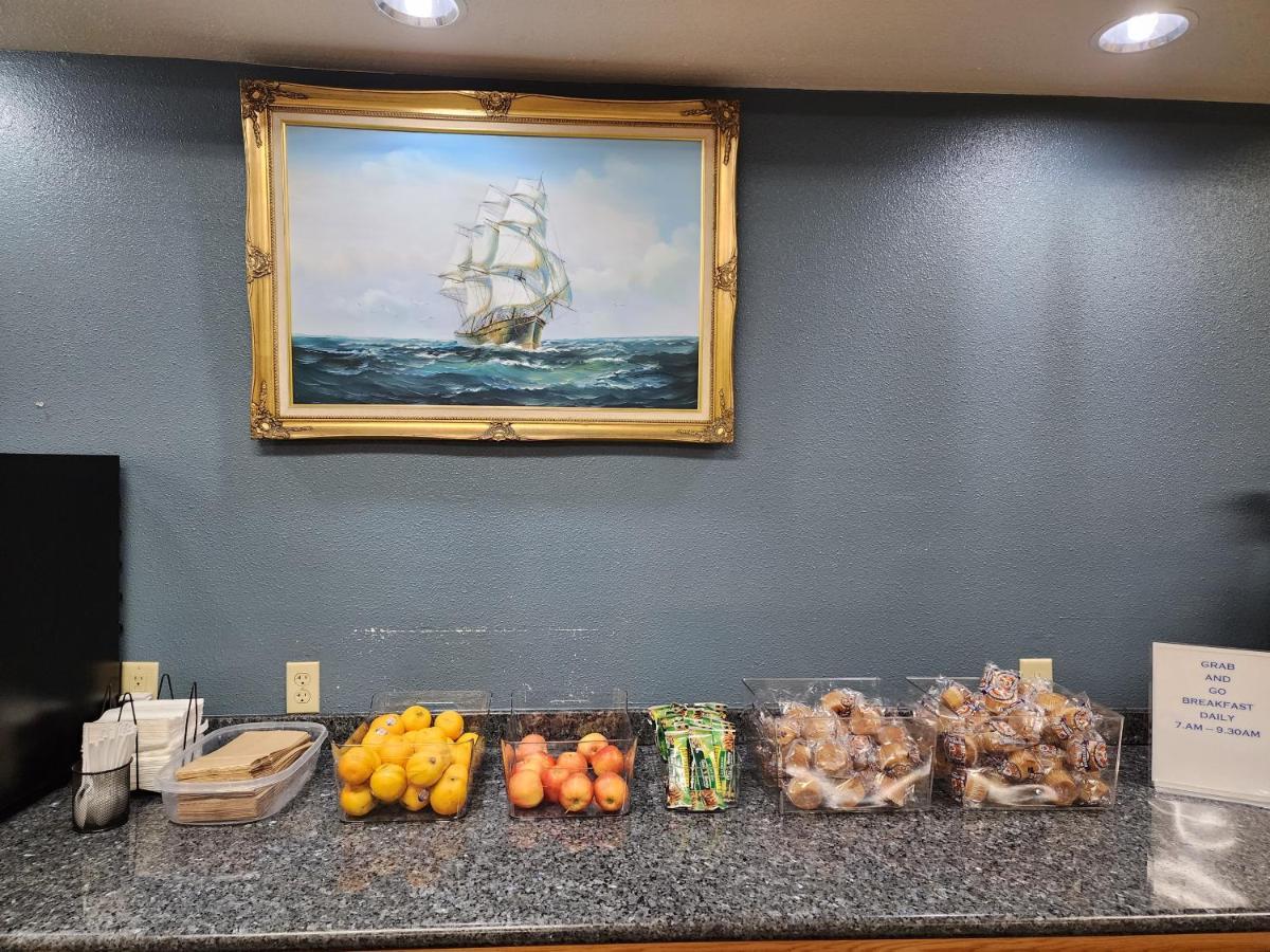 Anchor Beach Inn Кресънт Сити Екстериор снимка